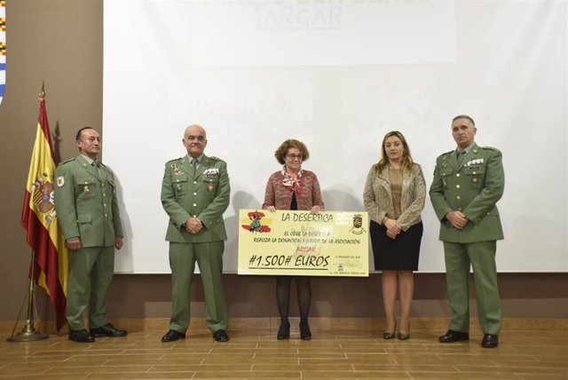 La diputada María López Asensio, entrega las donaciones de 'La Desértica'.
