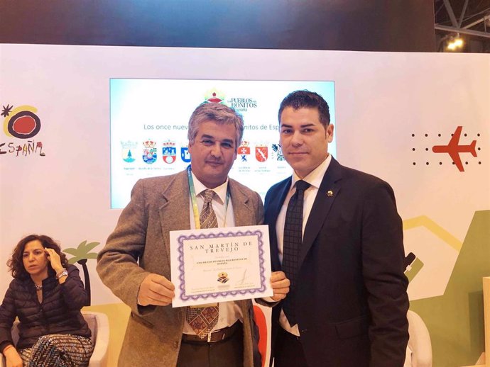 El alcalde de San Martín de Trevejo recoge el título de los Pueblos más Bonitos 