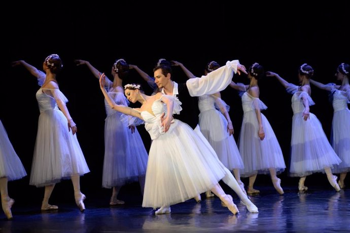 Los bailarines del Ballet Imperial Ruso, durante una actuación de 'Chopiniana'