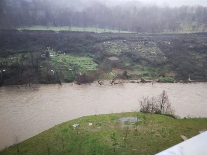 Río desbordado a su paso por el barrio bilbaíno de Bolueta