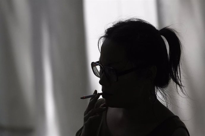 Mujer fumando un cigarro
