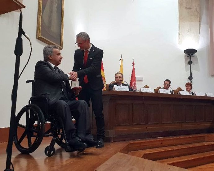 El Presidente De Ecuador Recibe La Medalla De La Universidad De Salamanca.