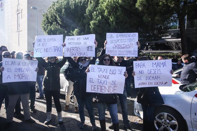 Asamblea de taxistas en IFEMA en su quinto día de huelga