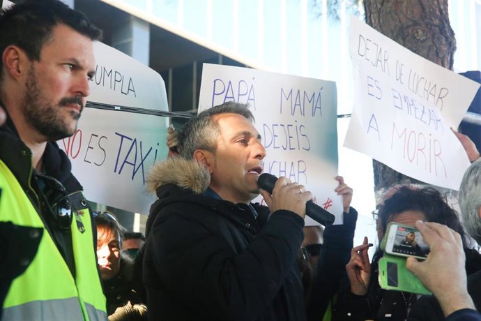 Asamblea de taxistas en IFEMA en su quinto día de huelga