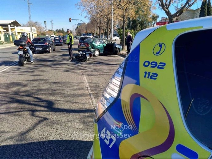 Asistencia de la Policía Local en un accidente de trádico en Sevilla