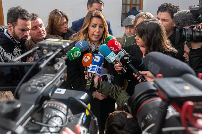 Susana Díaz atiende a periodistas en una fotografía de archivo