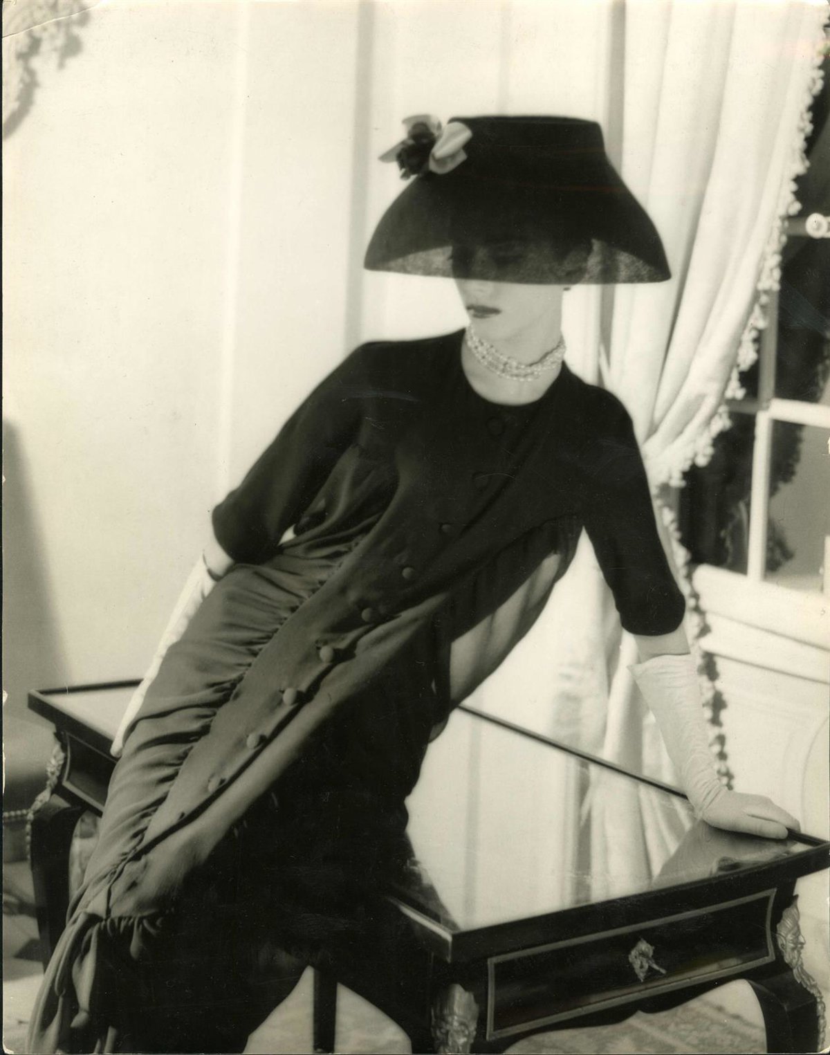 Diseños de Balenciaga, Fortuny o Ana Locking llegan a la Sala Canal de