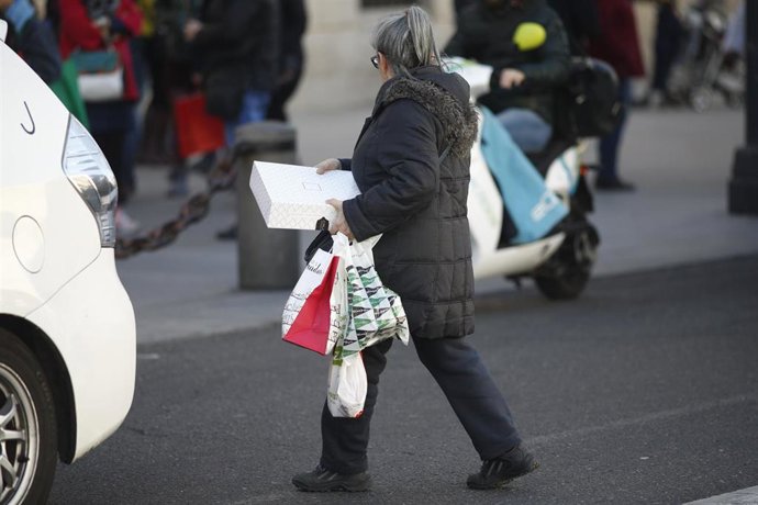 Fotos de recurso de compras navideñas, regalos del día de reyes y compra de déci