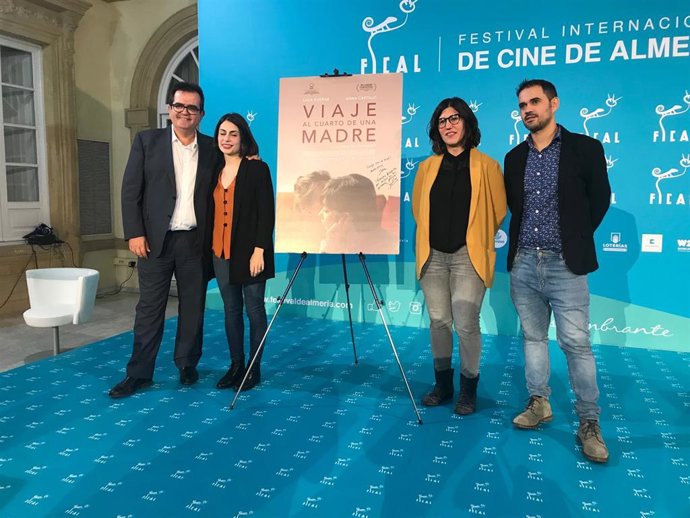 La directora Celia Rico y la productora Sonia Tapia, presentando la película 'Vi