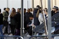 Familiares, amigos y vecinos arropan a los padres de Julen en el tanatorio de la barriada malagueña de El Palo