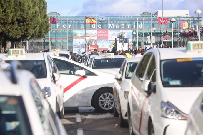 Taxistas se concentran en la entrada de IFEMA y cortan el tráfico en la M-40 en 