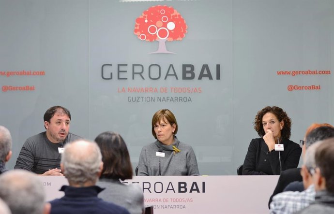 Unai Hualde, Uxue Barkos e Itziar Gómez en la asamblea de Geroa Bai
