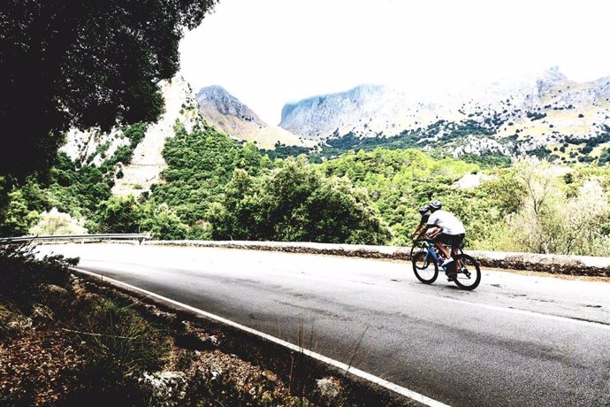 Ciclistas en la Serra de Tramuntana, recurso, carreteras. Imagen de archivo. 