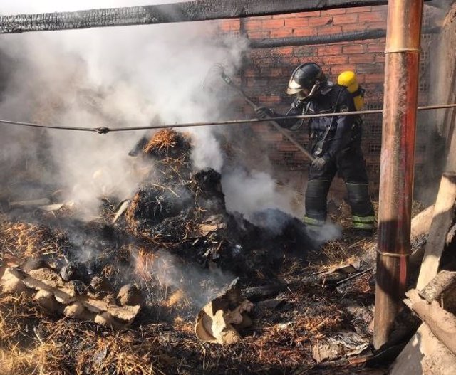 Valladolid.- Un bombero actúa en el incendio de Bolaños
