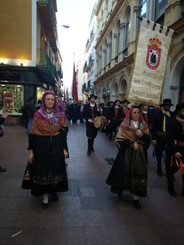 Desfile de pendones en Sevilla dentro de los Días de León en Sevilla