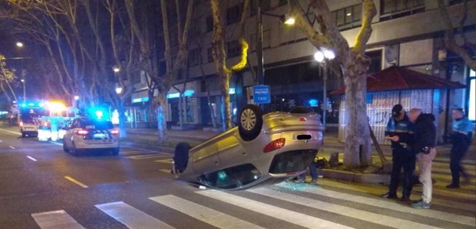 Valladolid.- Vehículo volcado en Paseo Zorrilla