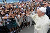 El Papa almuerza con diez jóvenes y habla con ellos sobre los abusos sexuales y los cristianos perseguidos