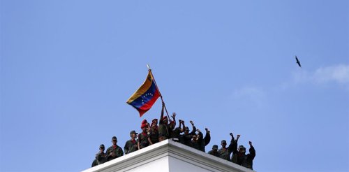 Soldados con la bandera venezolana en Caracas