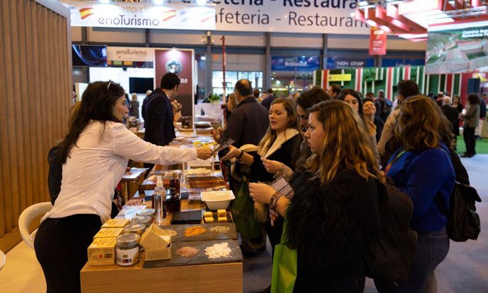 Reparto de folletos en el stand de Navarra en Fitur