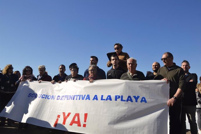 Representantes del PSOE se suman a la concentración en la playa de Balerma