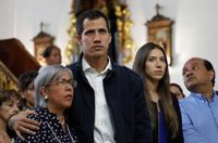 Guaidó acude a una misa en recuerdo a los muertos durante las protestas en Venezuela