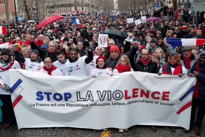 Manifestación de los 'pañuelos rojos' contra los 'chalecos amarillos' en París