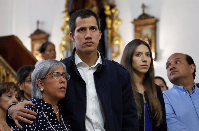 El autoproclamado presidente de Venezuela, Juan Guaidó, en misa