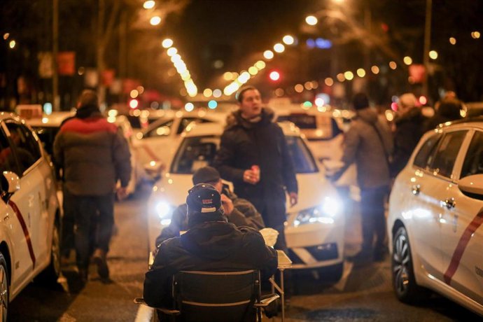 Los taxistas se concentran en el Paseo de la Castellana de Madrid y trasladan al