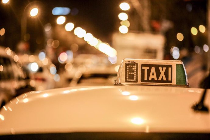 Los taxistas se concentran en el Paseo de la Castellana de Madrid y trasladan al