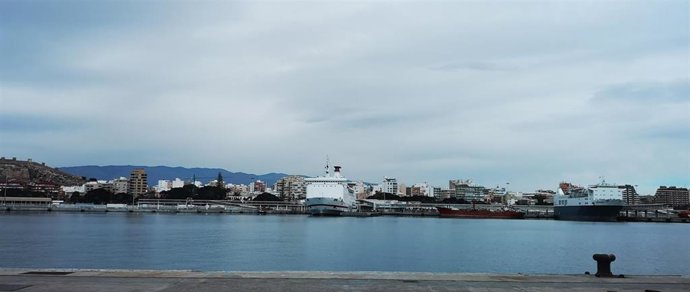 Ferri amarrado en el Puerto de Almería