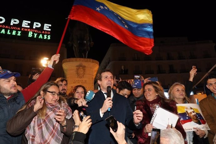Pablo Casado apoya a Guidó como presidente de Venezuela en un acto en Sol