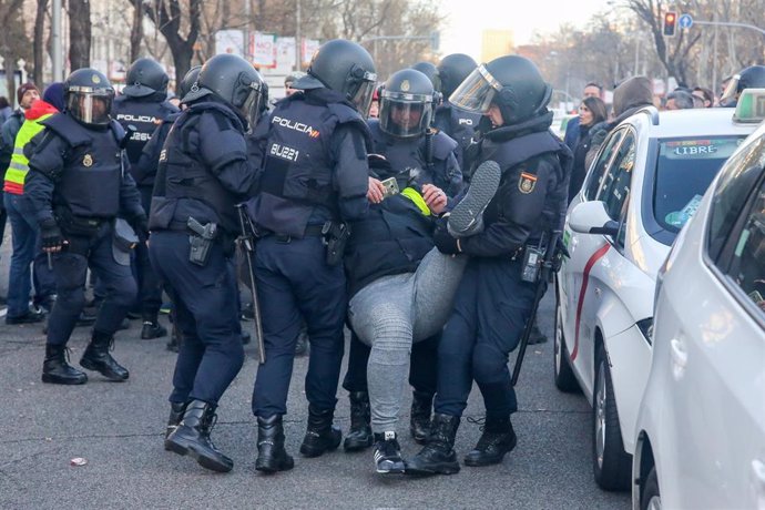 Cargas policiales en el octavo día de huelga de taxistas en Madrid