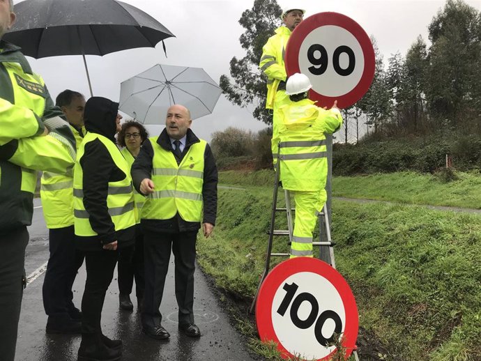 Cambio de señalización de velocidad máxima permitida en una carretera de Galicia