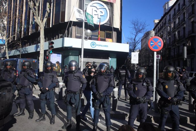 Taxistas de Madrid cortan la calle Génova y bloquean el acceso a la sede del PP 