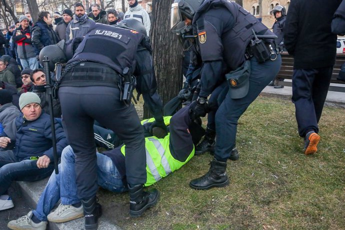 Crregues policials en el vuit dia de vaga dels taxistes a Madrid.