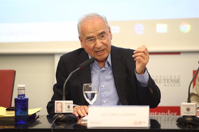 Alfonso Guerra imparte una ponencia en un curso sobre la reforma constitucional