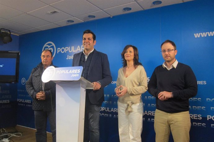 Requena, en la comparecencia junto a otros miembros del PP de Jaén.
