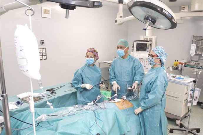 Carlos Durán Escribano realiza una cirugía de reducción de estómago por laparosc