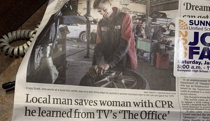 Un hombre salva a una mujer haciéndole una RCP que aprendió de una serie de tele