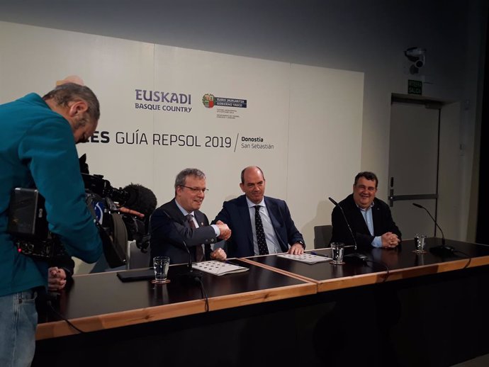 Retortillo, Navarro y Gasco en la firma del acuerdo de colaboración.