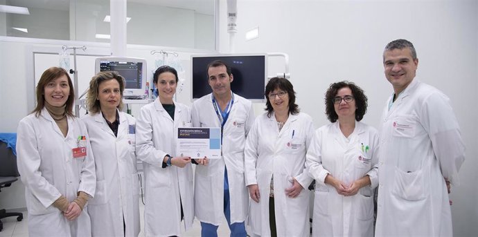 Equipo del Servicio de Digestivo del CHN posando con el reconocimiento.