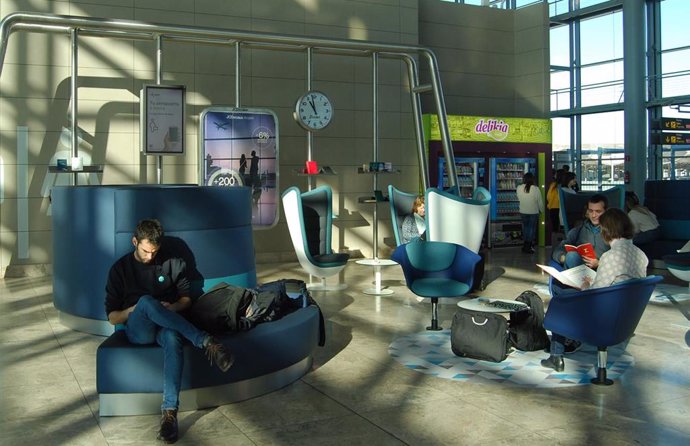 Nueva zona de descanso y lectura en el aeropuerto de l'Altet
