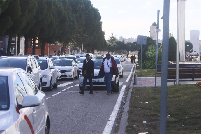 Taxistas se concentran en la entrada de IFEMA y cortan el tráfico en la M-40 en 