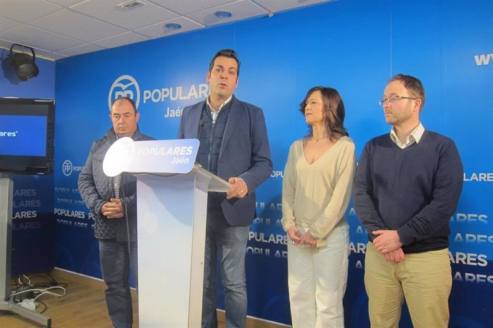 Requena, junto a otros miembros del PP de Jaén, en la rueda de prensa.