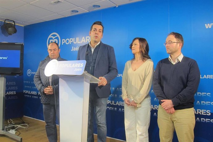 Requena, junto a otros miembros del PP de Jaén, en la rueda de prensa.