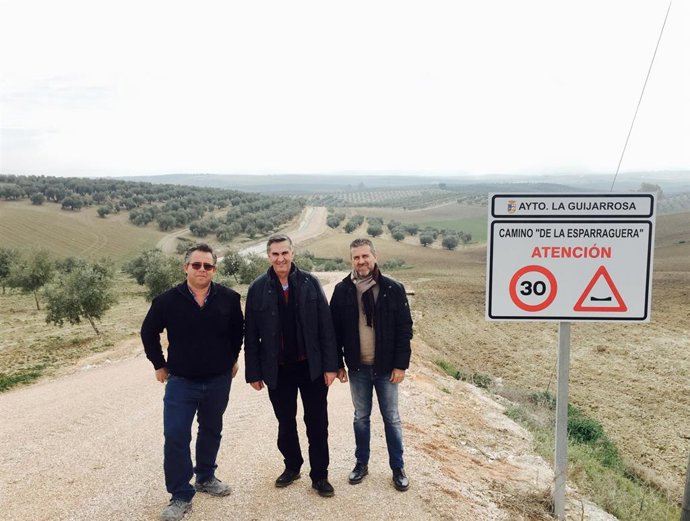 Sánchez (dcha.) durante su visita a uno de los caminos de La Guijarrosa