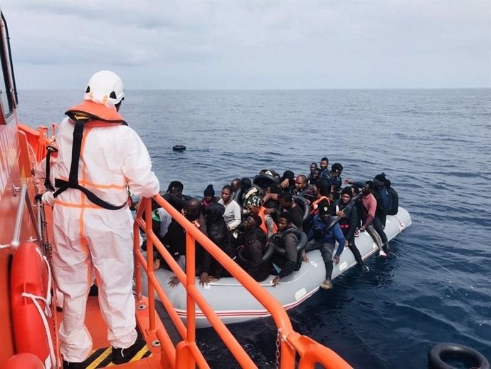 Rescate de una patera por Salvamento Marítimo (Foto de archivo)