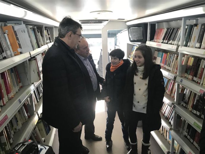 Juan Martínez Majo, durante la visita a un Bibliobús