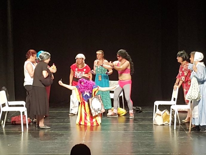 Una de las actuaciones de la obra 'La Sala' de la compañía Las Sin Sombrero