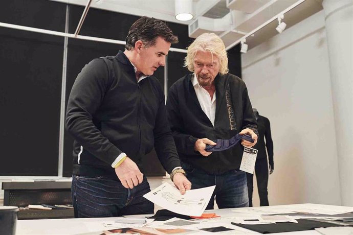 Sir Richard Branson, propietario de Virgin Group, y Under Armour harán trajes es